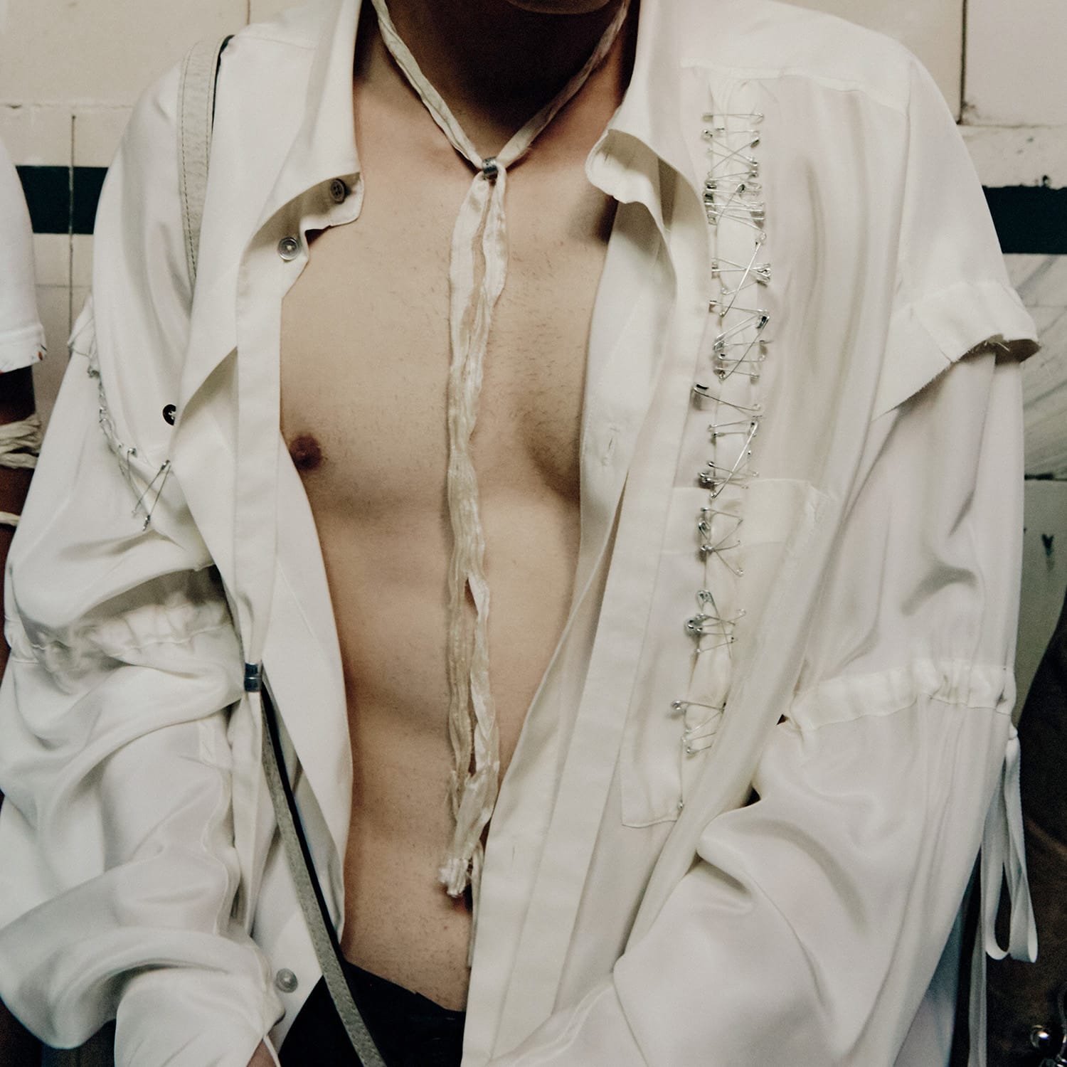 milk-of-lime-safety-pin-shirt-oversized-schwarz image 2