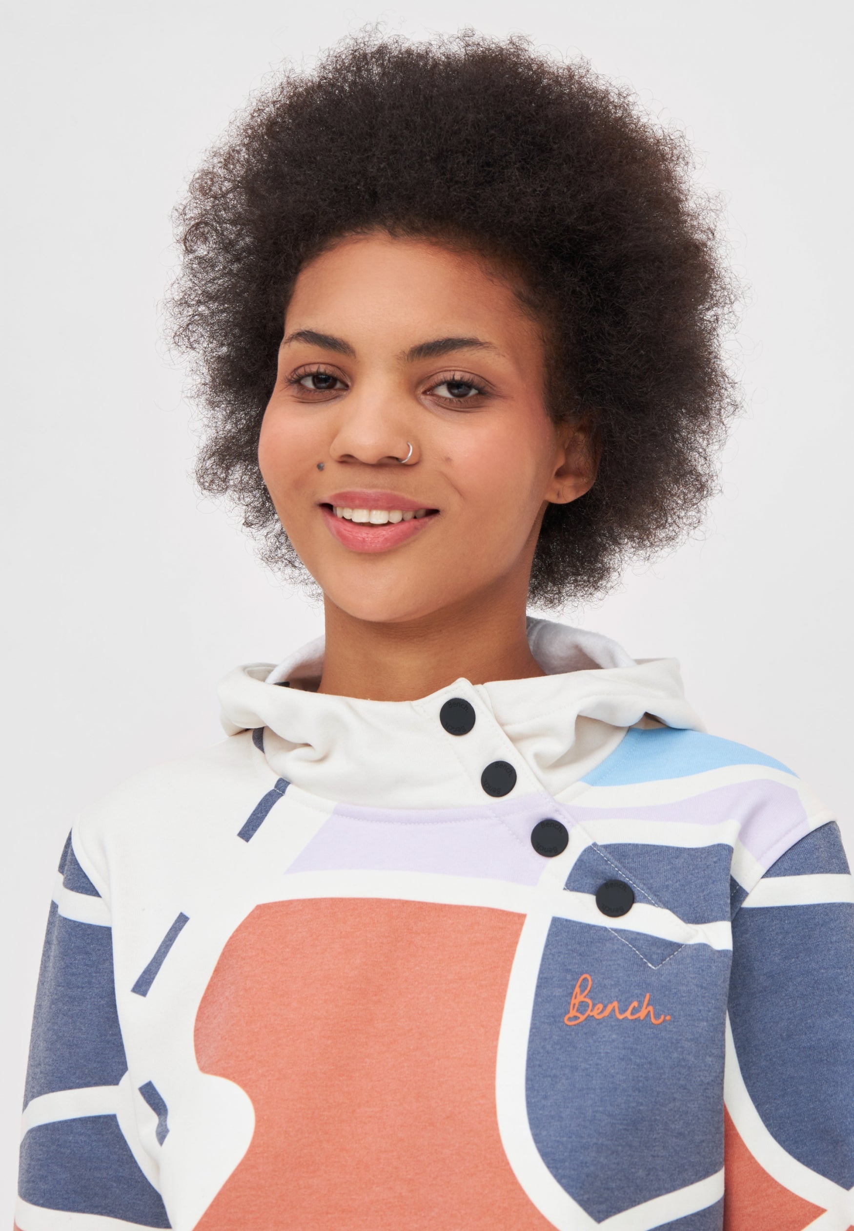 bench-posio-hoodie-damen-regular-fit-mit-kapuze-und-knopfverschluss-an-den-schul image 4