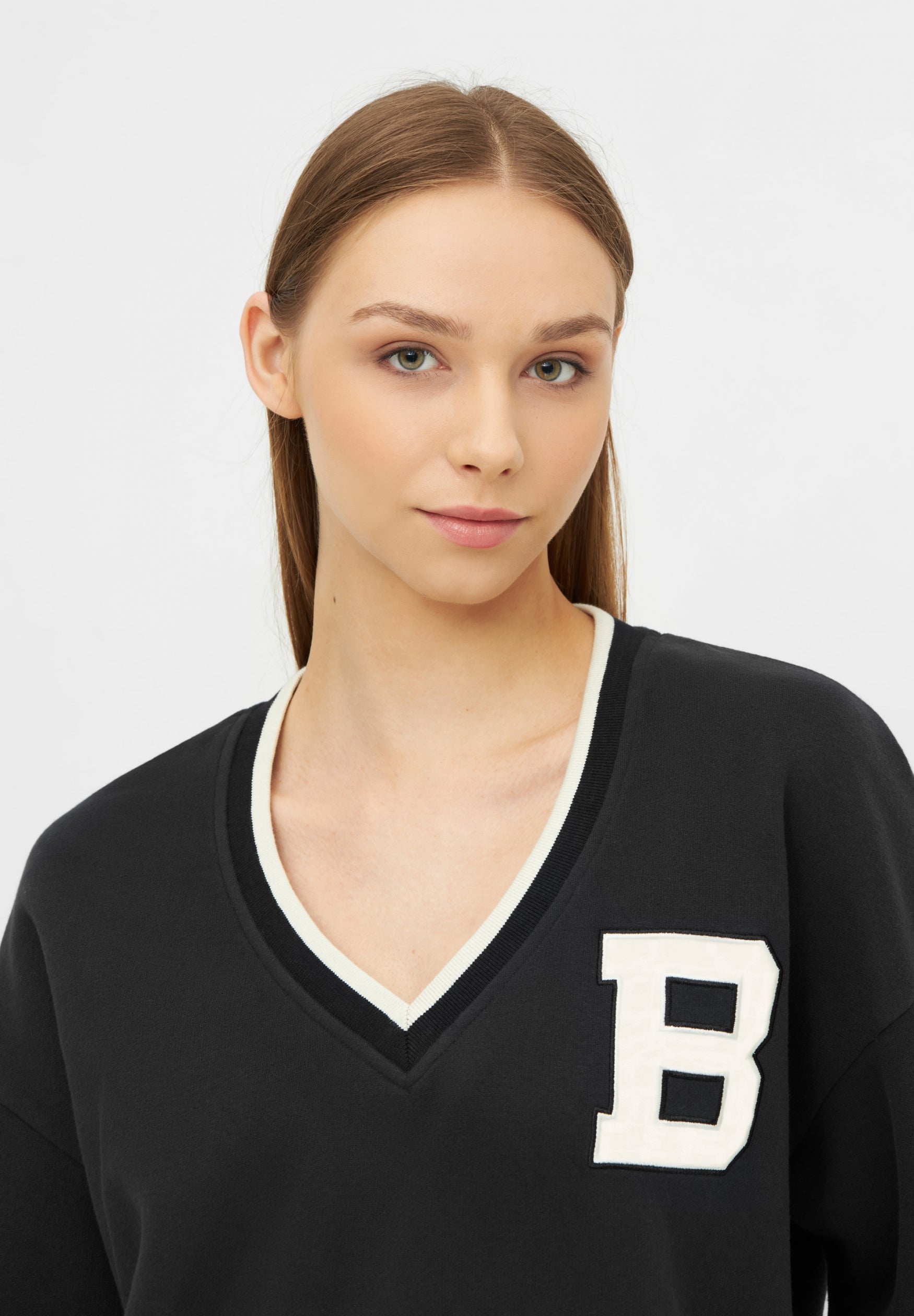 bench-solna-sweater-damen-v-neck-schwarz-cropped image 4