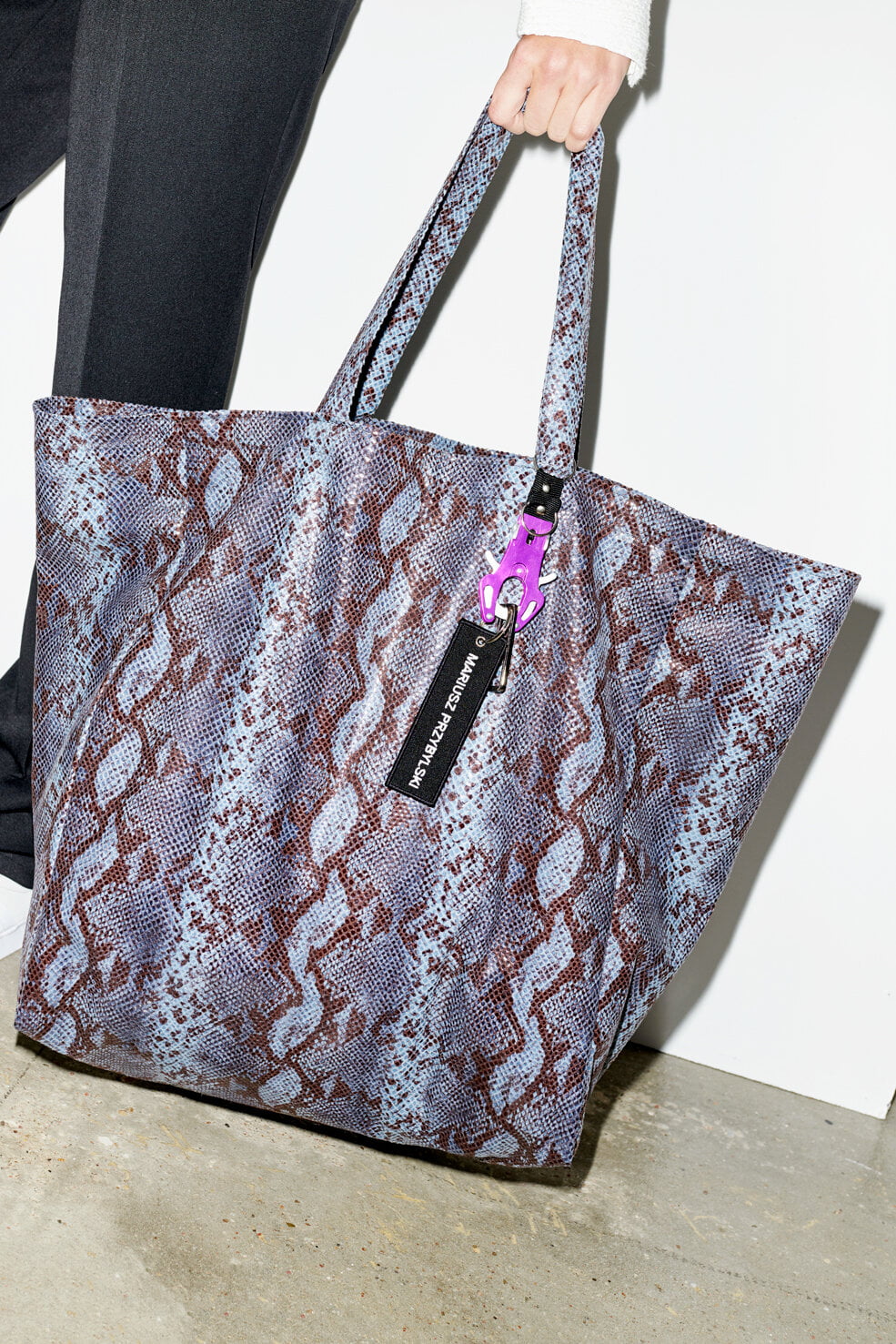 mariusz-przybylski-shopper-tasche-schlangenoptik image 3