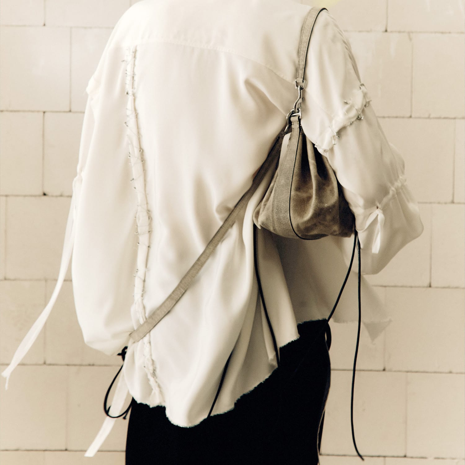 milk-of-lime-safety-pin-shirt-oversized-schwarz image 4