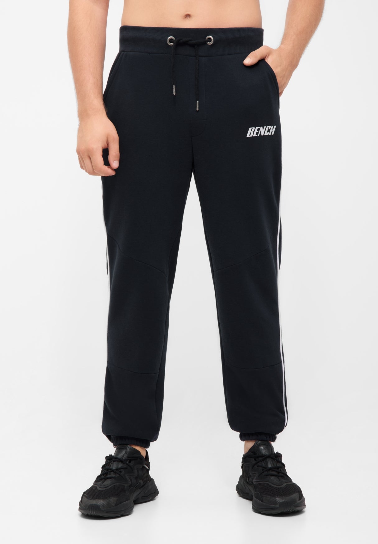 bench-aapo-jogginghose-herren-regular-fit-schwarz image 2
