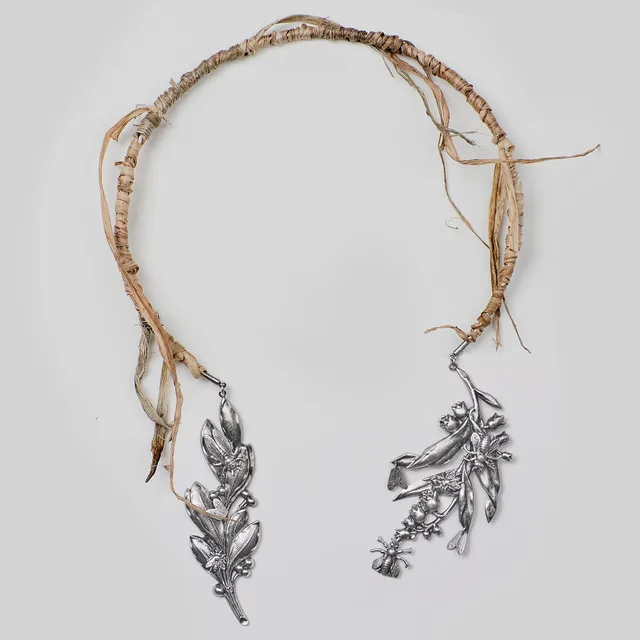 milk-of-lime-vanitas-halskette-day-lily-leaves image 1