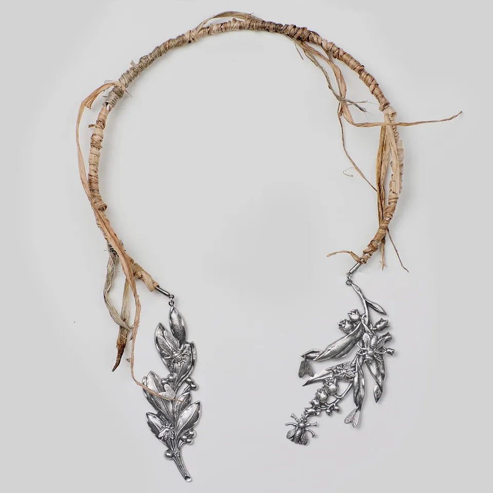 milk-of-lime-vanitas-halskette-day-lily-leaves image 1