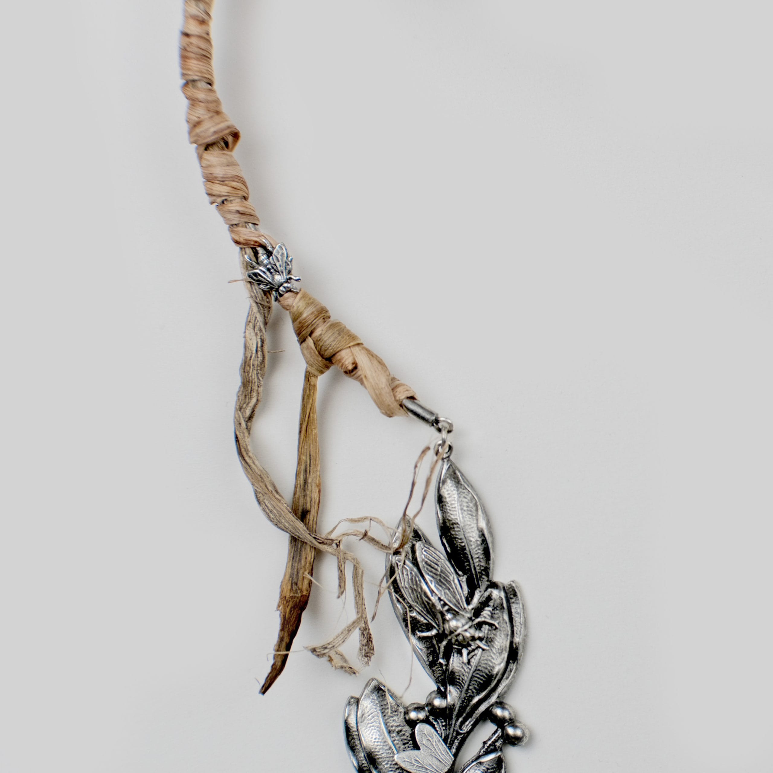 milk-of-lime-vanitas-halskette-day-lily-leaves image 3